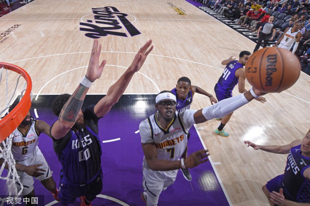 它更是对球 它更是对球